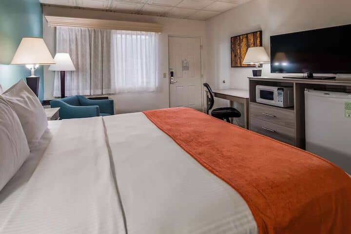 Room 8 of 33